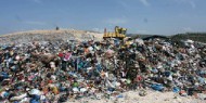 الأمراض والأوبئة تصيب النازحين في مخيمات الإيواء غرب دير البلح نتيجة تكدس القمامة