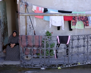 "الحياة في الخيام لا تطاق".. سكان مخيم البريج وسط القطاع يتحدون قصف الاحتلال بالعودة لمنازلهم