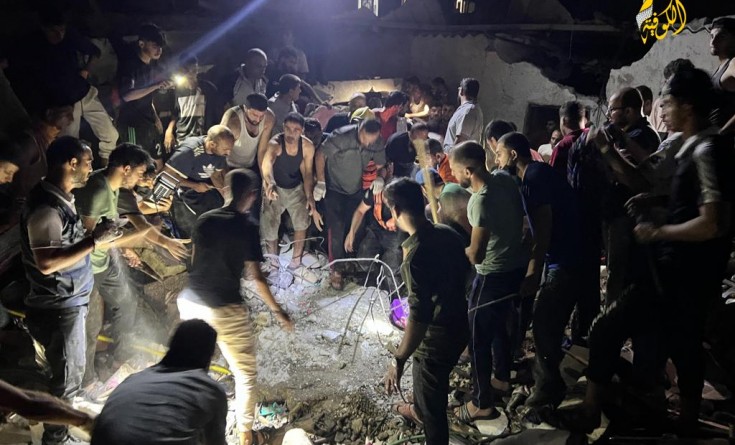 5 شهداء ومصابون جراء قصف الاحتلال منزلا بمنطقة مصبح شمال رفح جنوب قطاع غزة