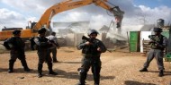 الخليل: قوات الاحتلال تداهم قرية بيرين وتهدم مسكنين من الصفيح