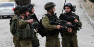 جندي إسرائيلي يسرق علبة سجائر من متجر فلسطيني