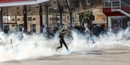 الاحتلال يطلق الغاز المسيل للدموع تجاه المواطنين في الخليل