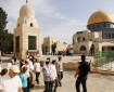 مستوطنون يدخلون رموز "عيد العرش" إلى المسجد الأقصى