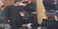 آسر ياسين يواسي زوجته فى جنازة والدتها