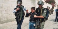 قوات الاحتلال تحتجز طفلا وتحقق معه أثناء عودته من المدرسة في الخليل