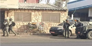 قوات الاحتلال تقتحم وتداهم منازل المواطنين بيت أمر وتعتقل 3 منهم