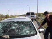 مستوطنون يهاجمون مركبات المواطنين شمال شرق رام الله
