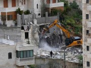 الاحتلال يهدم منشأة سكنية وحظيرة أغنام ويجرف 15 بسطة تجارية جنوب أريحا