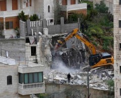 الاحتلال يهدم منشأة سكنية وحظيرة أغنام ويجرف 15 بسطة تجارية جنوب أريحا