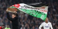 مشجع يقتحم ملعب مباراة مانشستر يونايتد ضد كوبنهاجن بلافتة تضامنية مع غزة || صور