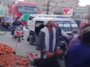 بائع فواكه مصري يلقي البرتقال على شاحنات المساعدات لغزة