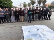مواطنون يشاركون في تشييع جثامين شهداء مخيم النصيرات وسط القطاع